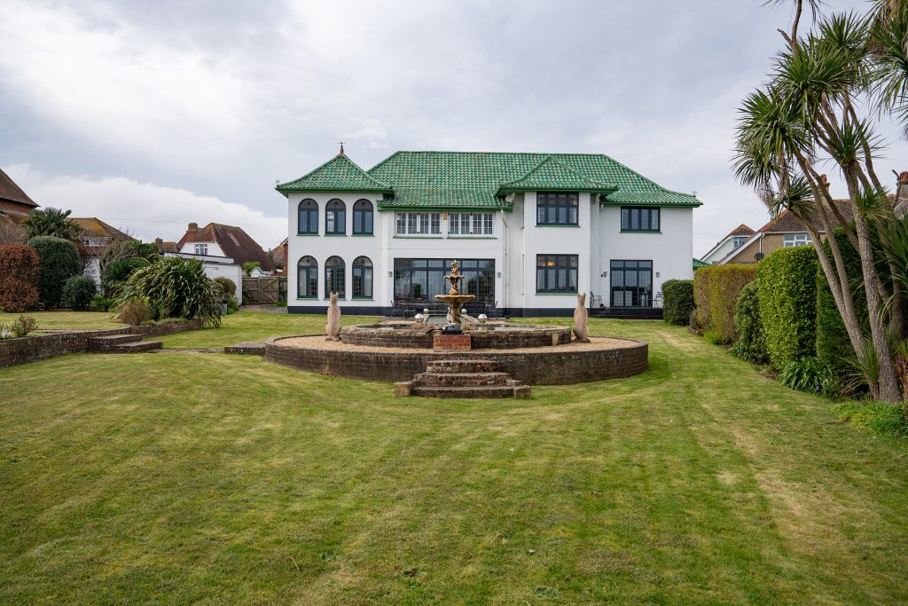 Art Deco House and Ponds Art Deco House and Ponds