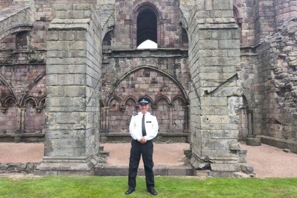 2025-07-03 13.42.52 Metropolitan Police Officer at Holyrood Palace wearing shirtsleeves